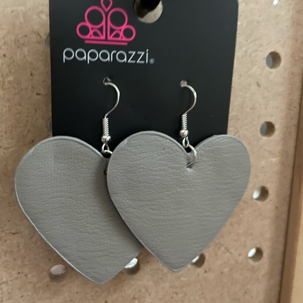 Medium gray heart shaped earrings.